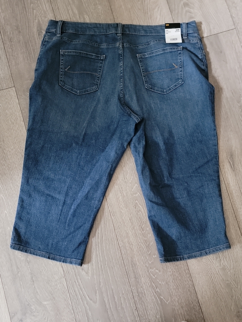 Lee Capris - Picture 2 of 5